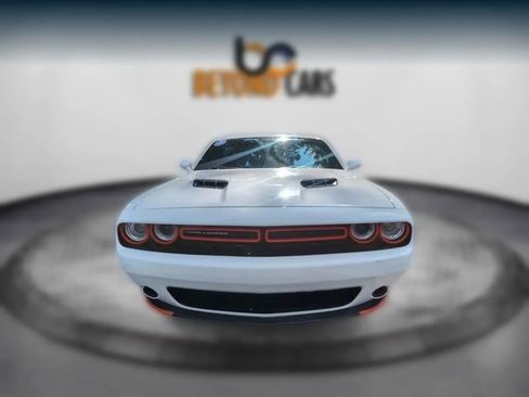 Used 2019 Dodge Challenger SXT image 3