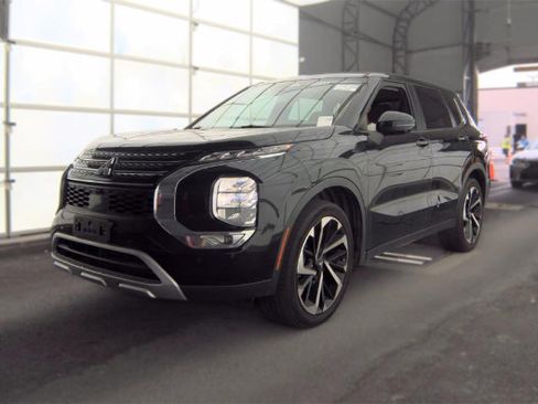 Used 2023 Mitsubishi Outlander SE FWD image 3