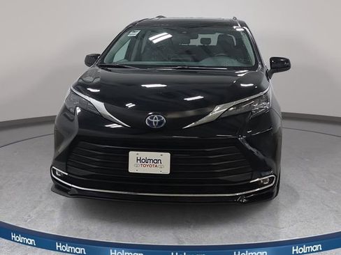 Certified 2024 Toyota Sienna XLE FWD image 3
