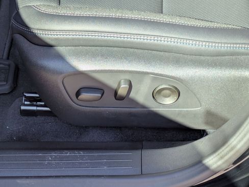 Used 2026 Chevrolet Equinox EV LT image 12