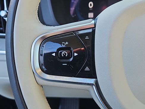 Used 2024 Volvo XC60 B5 Plus w/ Protection Package Premier image 20