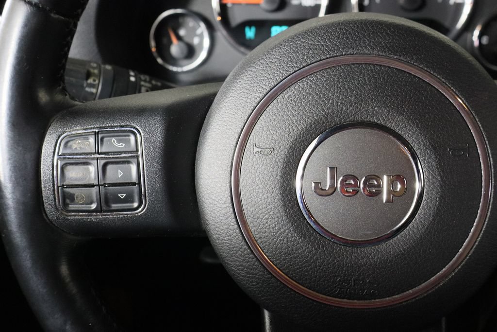 Used 2014 Jeep Wrangler Unlimited Sahara w/ Max Tow Package AWD/4WD image 8