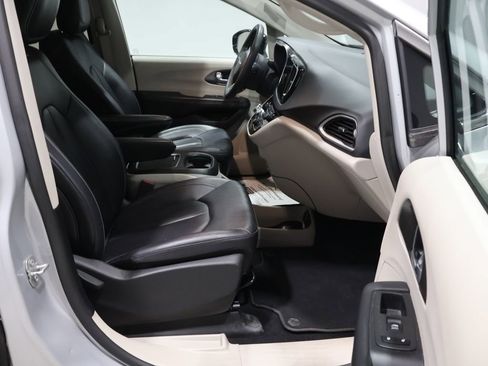 Certified 2024 Chrysler Pacifica Touring-L image 23