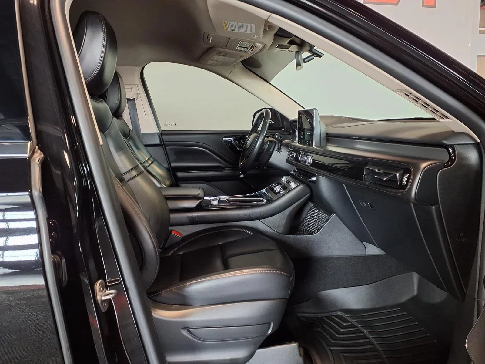 Used 2022 Lincoln Aviator AWD image 12