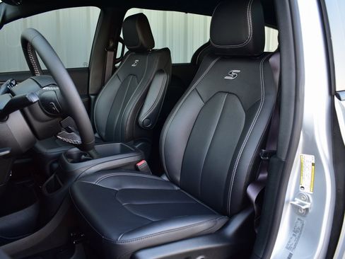 New 2026 Chrysler Pacifica Select image 16