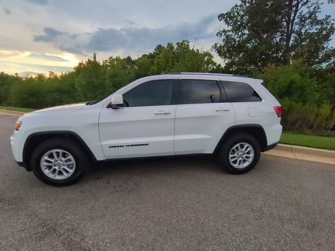 Used 2019 Jeep Grand Cherokee Laredo RWD image 4