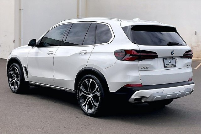 Used 2024 BMW X5 xDrive40i w/ Parking Assistance Package AWD/4WD image 11
