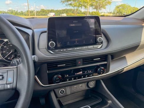 Used 2023 Nissan Rogue SV FWD image 17