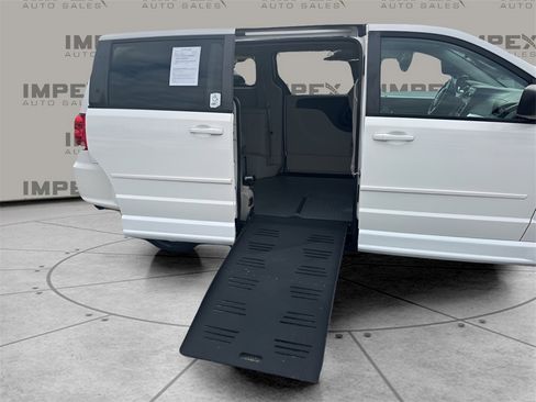 Used 2013 Dodge Grand Caravan SE image 24