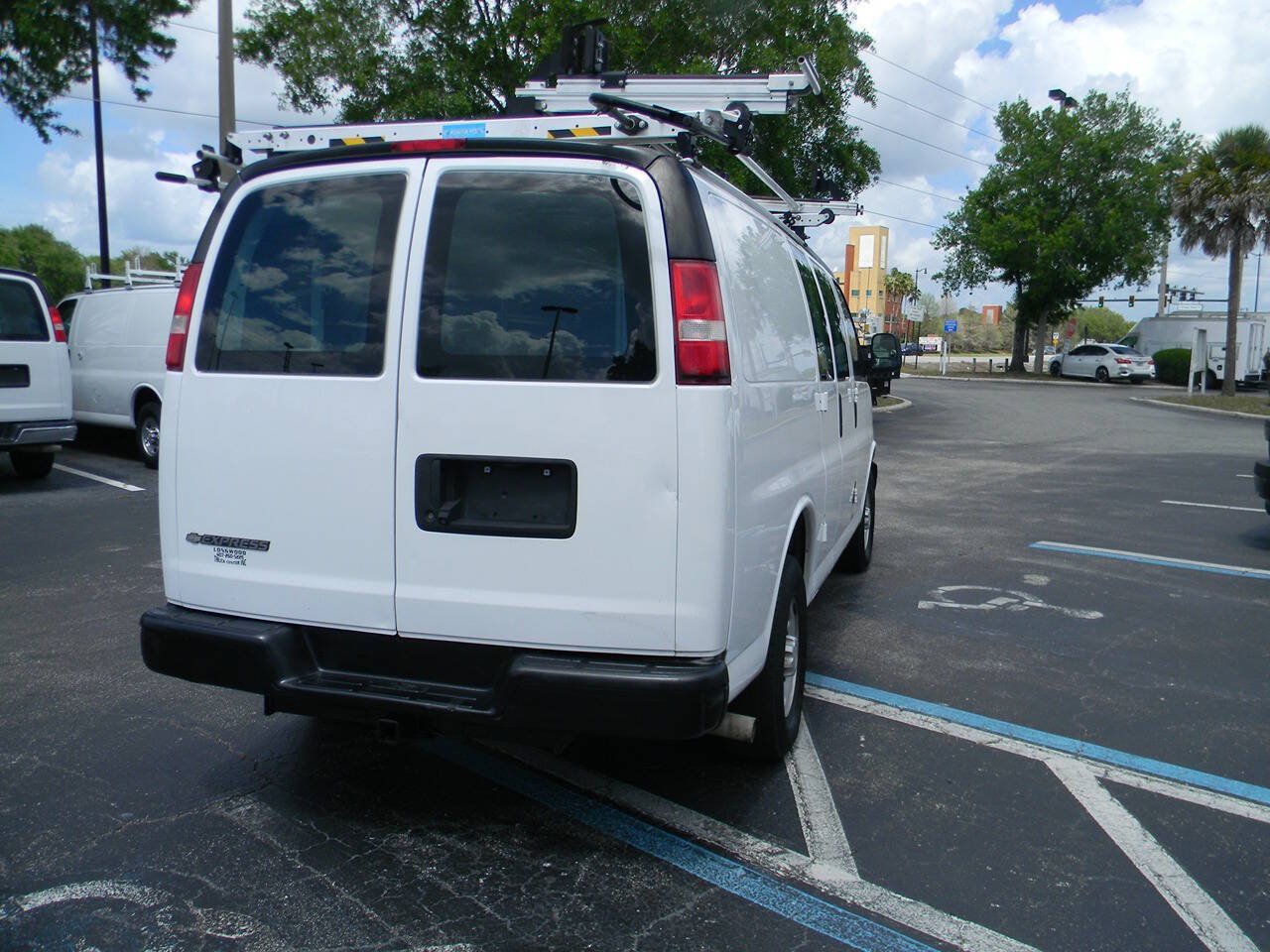Used 2018 Chevrolet Express 2500 w/ Driver Convenience Package RWD image 10