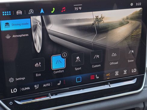 Certified 2025 Volkswagen Tiguan SE R-Line image 10