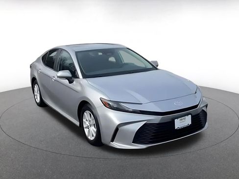 Used 2025 Toyota Camry LE image 3