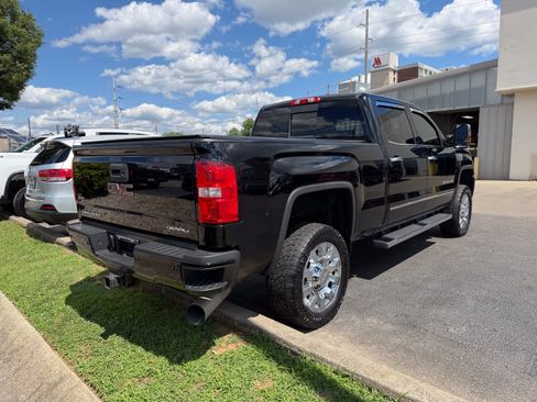 Used 2018 GMC Sierra 2500 Denali w/ Duramax Plus Package AWD/4WD image 7