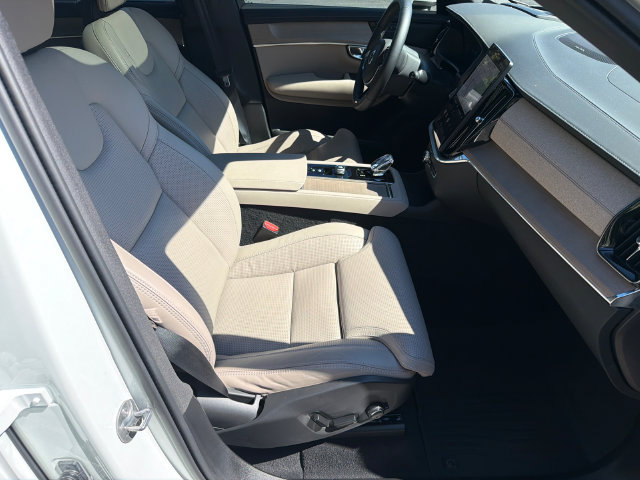 Used 2025 Volvo XC90 B6 Ultra AWD/4WD image 15