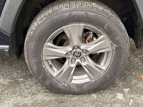 Used 2022 Toyota RAV4 XLE w/ Convenience Package image 6