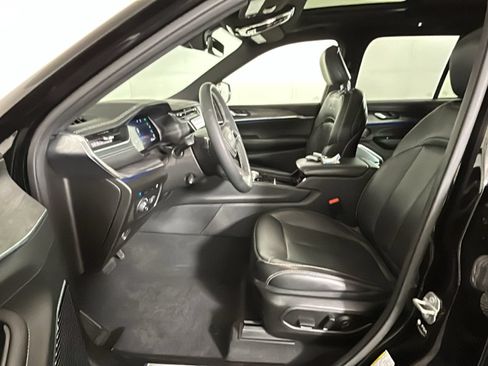 Used 2023 Jeep Grand Cherokee Overland AWD/4WD image 13