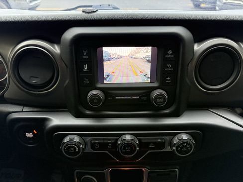 Used 2021 Jeep Gladiator Sport image 19