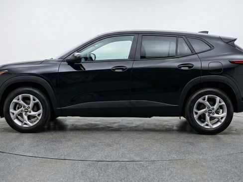 Used 2025 Chevrolet Trax LT w/ LT Convenience Package FWD image 5