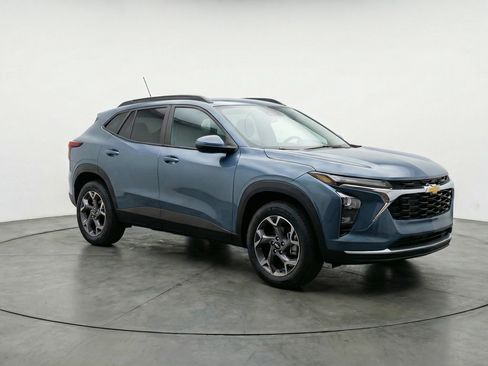 Used 2025 Chevrolet Trax LT w/ LT Convenience Package image 3