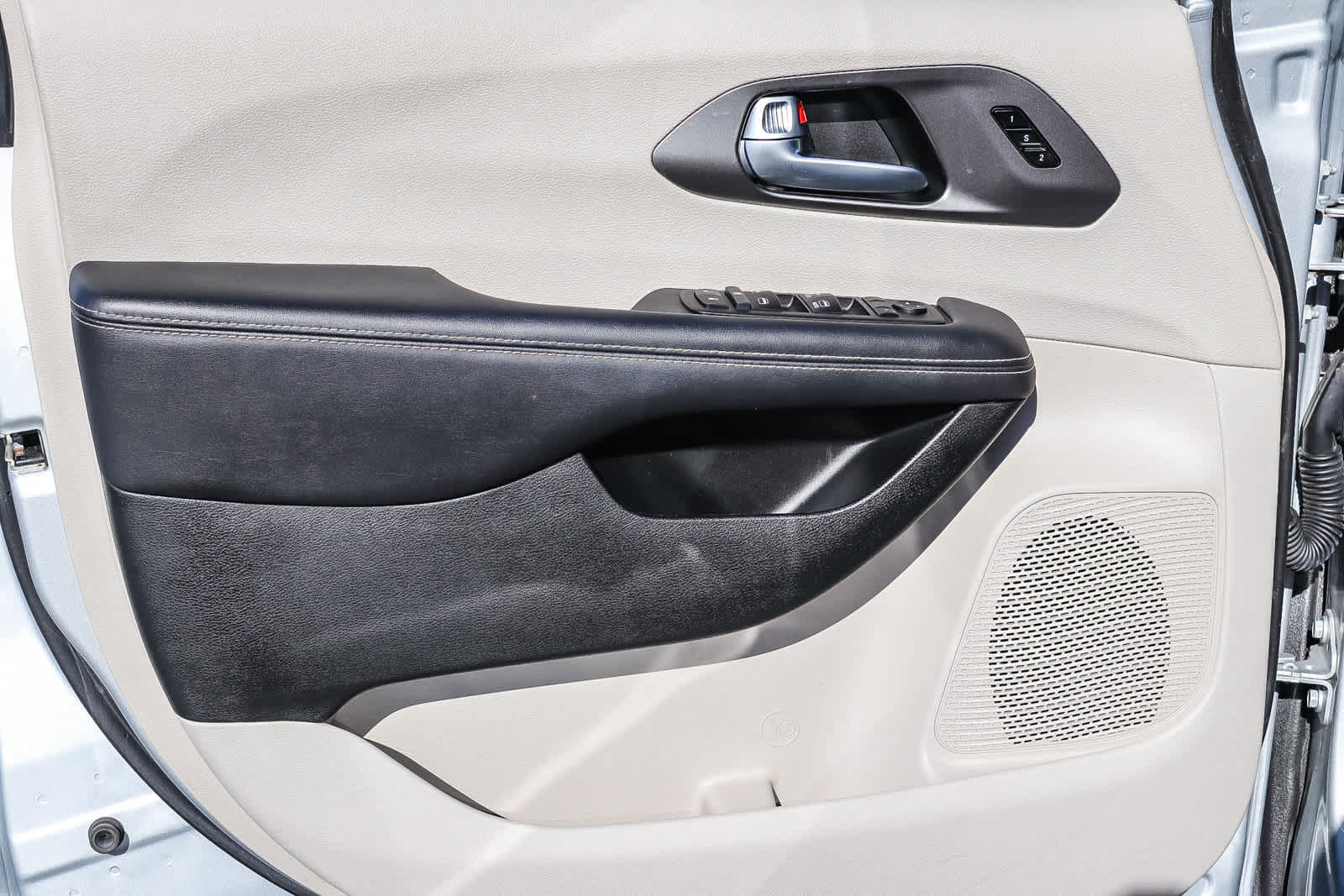 Used 2024 Chrysler Pacifica Touring-L FWD image 21