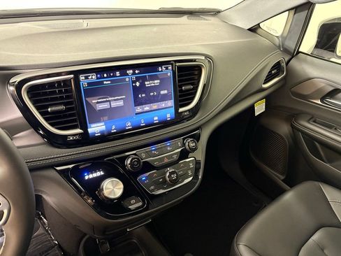 New 2026 Chrysler Pacifica Select FWD image 24