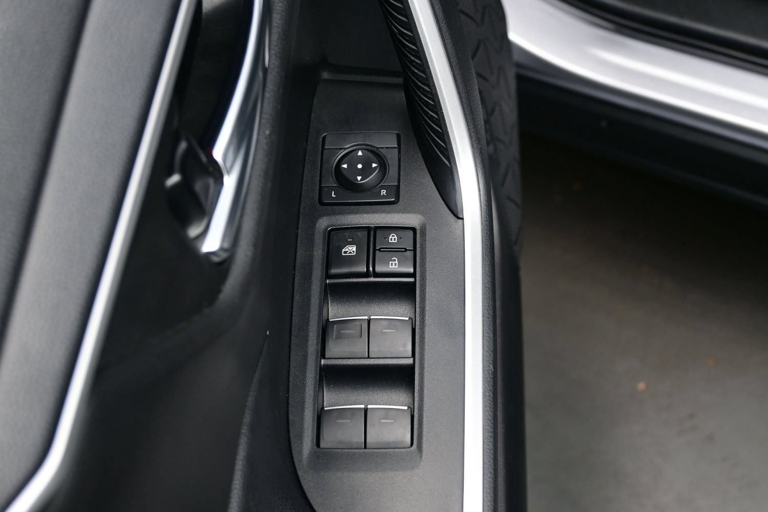 Used 2022 Toyota RAV4 XLE w/ Convenience Package AWD/4WD image 10