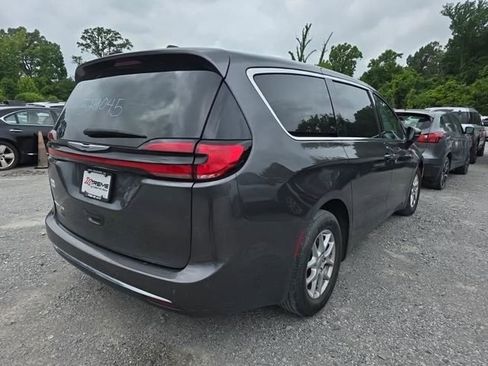 Used 2023 Chrysler Pacifica Touring-L FWD image 3