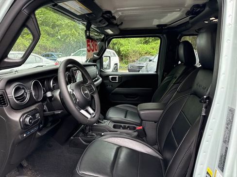 Used 2023 Jeep Wrangler Unlimited Sahara AWD/4WD image 16