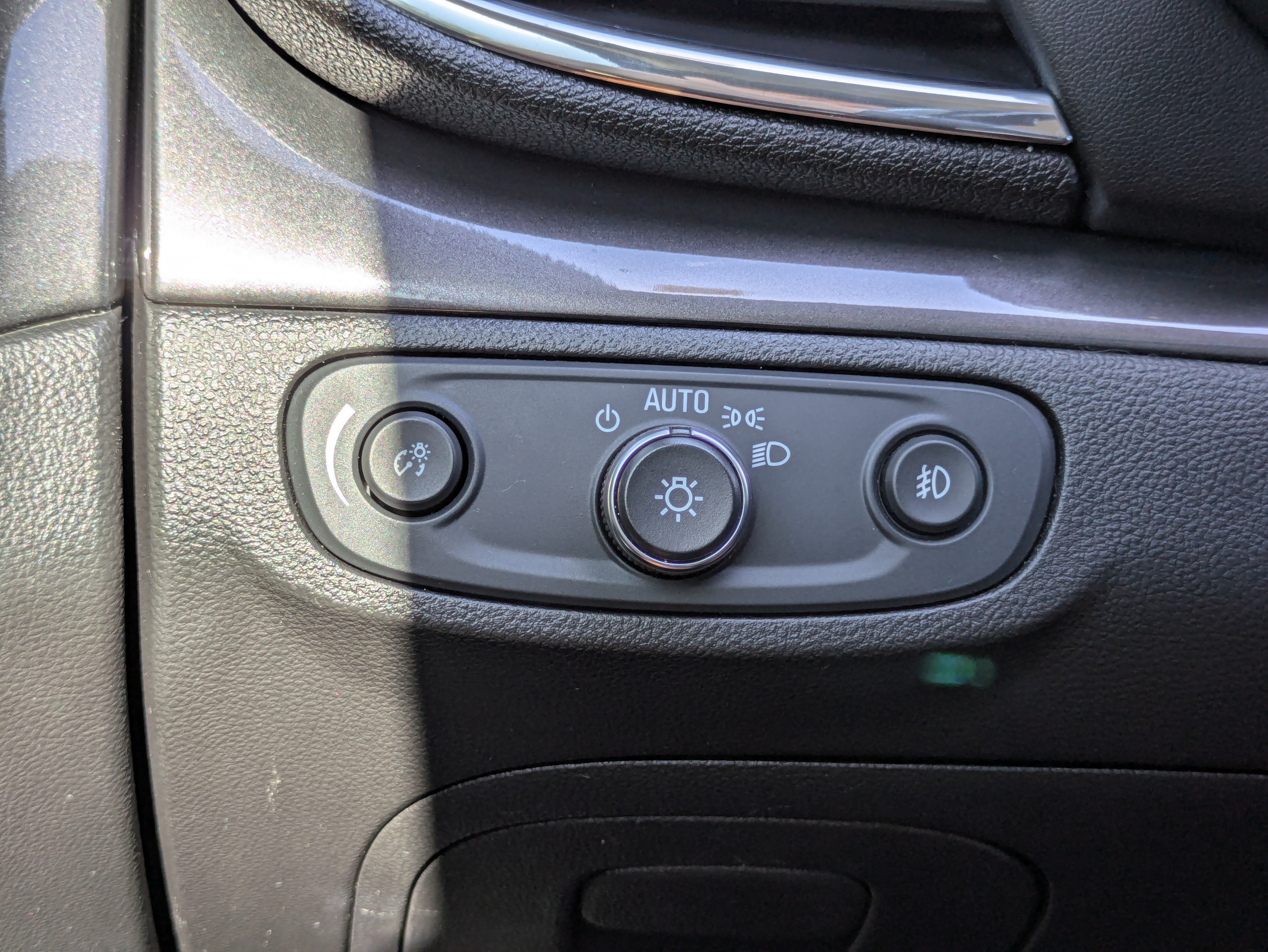 Used 2020 Buick Encore Essence FWD image 36