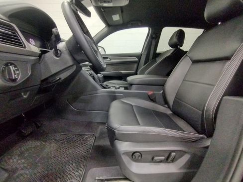 Certified 2022 Volkswagen Atlas Cross Sport SE image 25