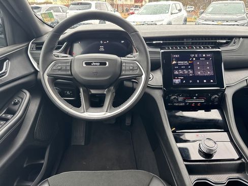 Used 2024 Jeep Grand Cherokee Altitude image 23