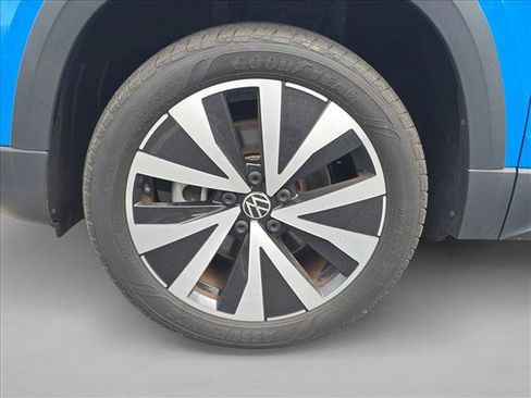 Used 2023 Volkswagen Taos SE w/ Panoramic Sunroof Package FWD image 30