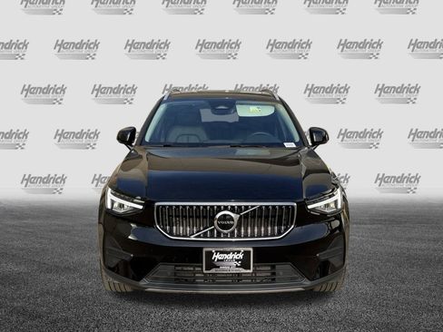 Used 2025 Volvo XC40 B5 Core image 3