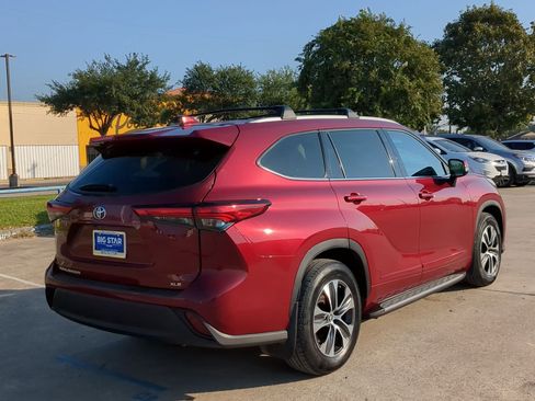 Used 2022 Toyota Highlander XLE image 3