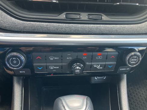 Used 2025 Jeep Compass Latitude w/ Sun & Sound Group AWD/4WD image 26