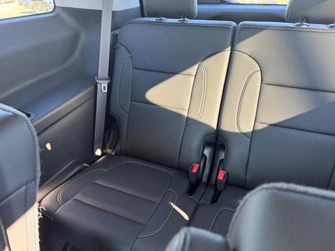 Used 2023 GMC Acadia SLT w/ Elevation Edition image 11