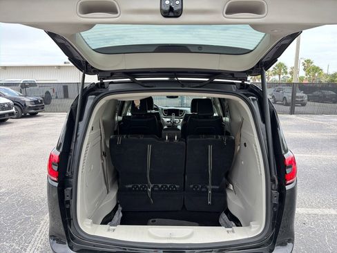 Used 2024 Chrysler Pacifica Limited FWD image 37