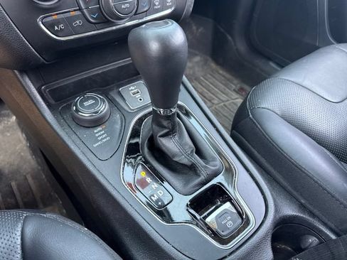 Used 2019 Jeep Cherokee Limited AWD/4WD image 28