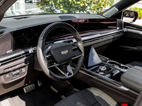 Used 2025 Cadillac Escalade ESV V image 21