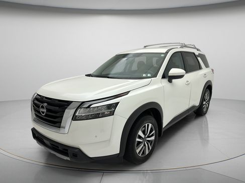 Used 2024 Nissan Pathfinder SL AWD/4WD image 3