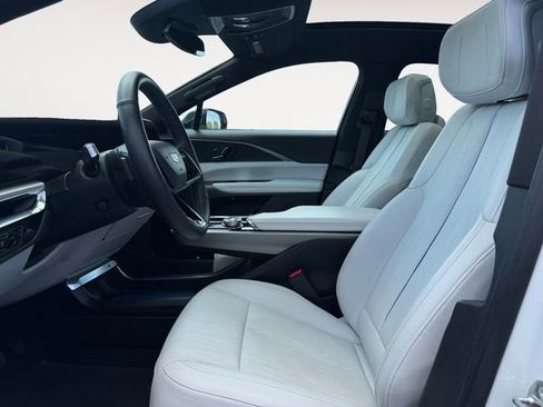 Certified 2024 Cadillac Lyriq Luxury AWD/4WD image 7