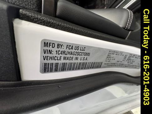 Used 2025 Jeep Grand Cherokee Altitude image 27