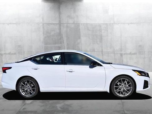 Certified 2024 Nissan Altima 2.0 SR image 5