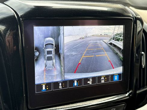 Used 2023 Chevrolet Traverse LT w/ Rear Camera Mirror Package image 20