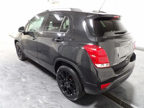 Used 2021 Chevrolet Trax LT w/ Midnight Edition FWD image 4