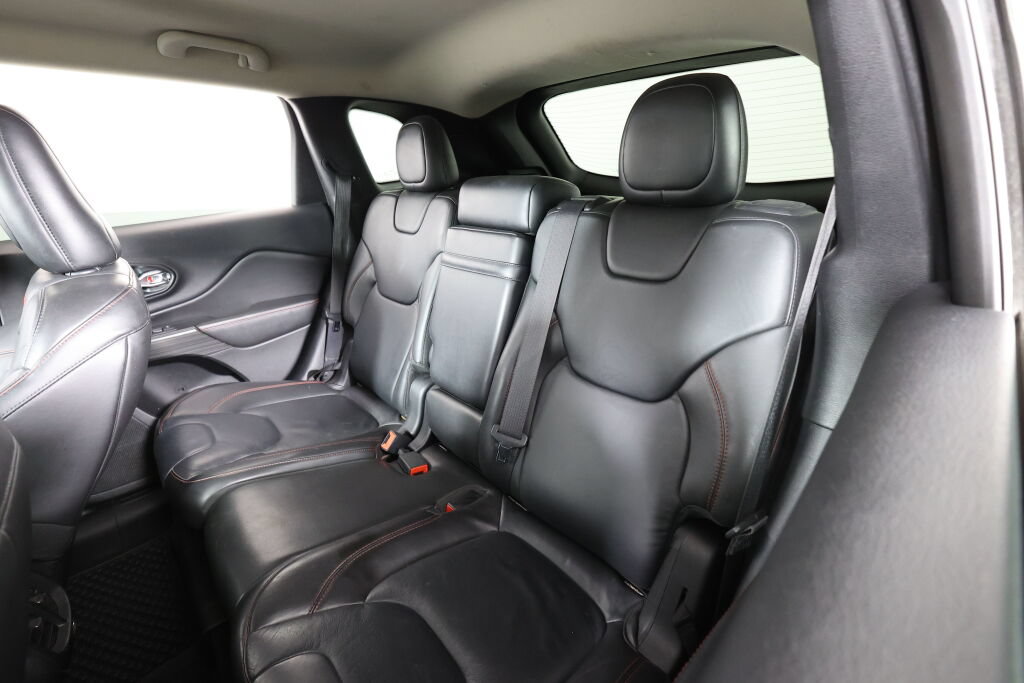 Used 2015 Jeep Cherokee Trailhawk w/ Comfort/Convenience Group AWD/4WD image 15