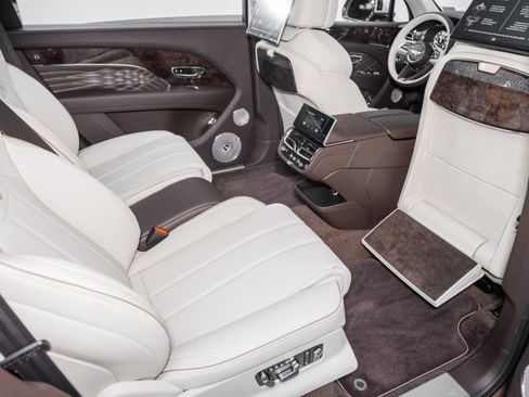Used 2025 Bentley Bentayga Extended Wheelbase image 32