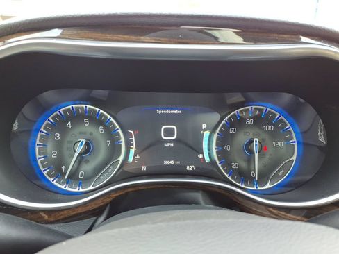 Used 2023 Chrysler Pacifica Limited AWD/4WD image 19