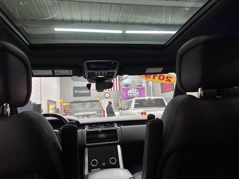 Used 2019 Land Rover Range Rover HSE image 17