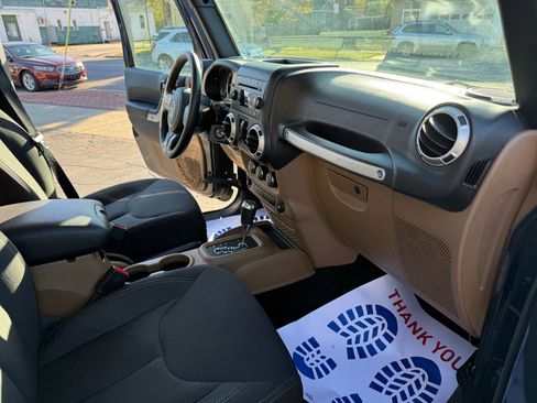 Used 2018 Jeep Wrangler Unlimited Rubicon w/ Connectivity Group image 33